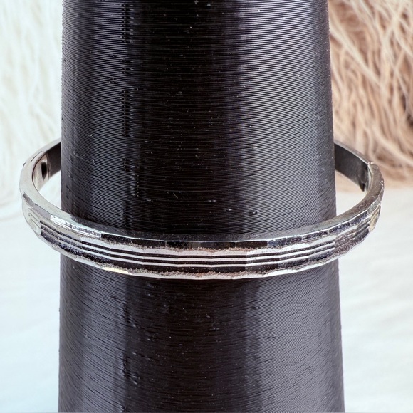 Vintage Silvertone diamond cut bangle bracelet - Picture 5 of 7